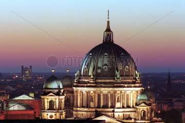 Berlin  die Kuppel des Berliner Doms im Abendlicht