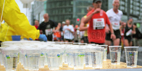Berlin  Getraenkebecher mit Wasser fuer die Marathonlaeufer