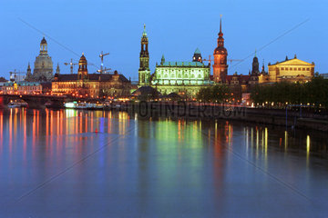 Dresden  das Stadtpanorama im Abendlicht