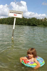 Boetzsee  Kind mit Schwimmhilfe im Nichtschwimmerbereich