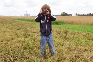 Ein Kind mit Fotoapparat