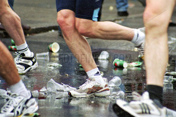 Berlin  Blick auf die Beine von Marathonlaeufern