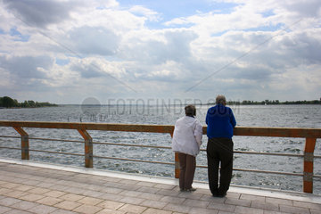 Prenzlau  Paar steht an der Uferpromenade des Uckersees