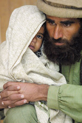 Vater mit Kind im Kinderhospital Indra Gandhi  Kabul.