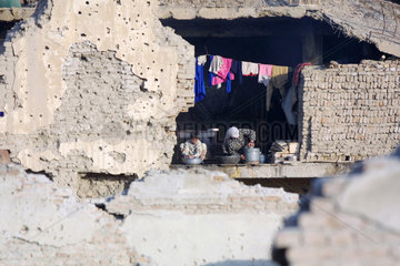 Leben im zerstoerten Dehmazang  Kabul.