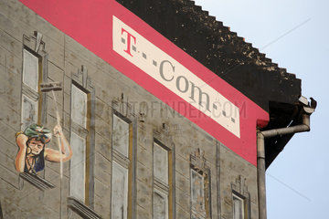 Bemalte Hauswand wirbt fuer die T-Com in Budapest