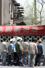 Shanghai  Bauarbeiter bei der Essensausgabe