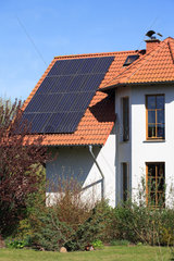 Solaranlagen auf dem Dach eines Einfamilienhauses