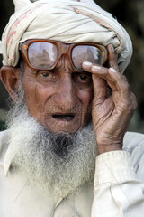 Portraet eines alten Pakistani mit Brille