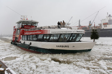 Hamburg  Deutschland  eine Faehre faehrt bei vereister Elbe im Hamburger Hafen