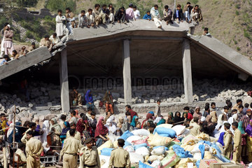 Hilfsgueterverteilung an Erdbebenopfer in Pakistan