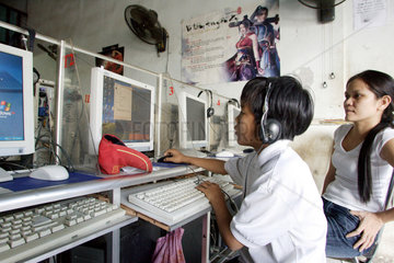Vietnam  Junge surft und spielt in einem Internetcafe