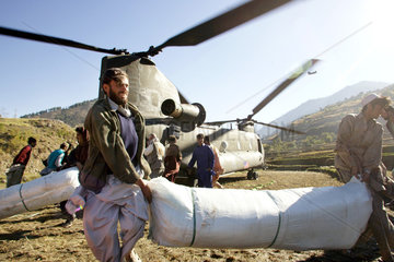 Amerikanischer Chinook im Erdbebengebiet Pakistan