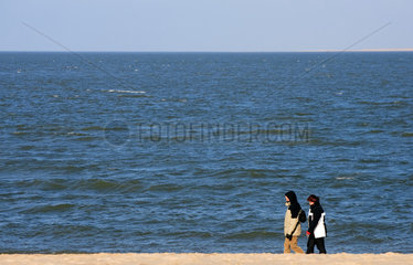 Sylt  Touristen gehen am Strand spazieren