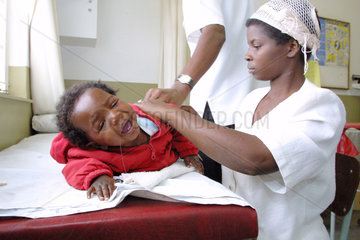 Medizinische Untersuchung von Kleinkindern in Namibia