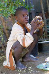 Essensverteilung an Waisenkinder in Namibia