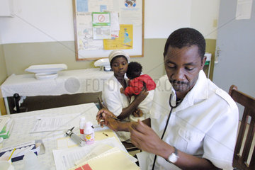Medizinische Untersuchung von Kleinkindern in Namibia