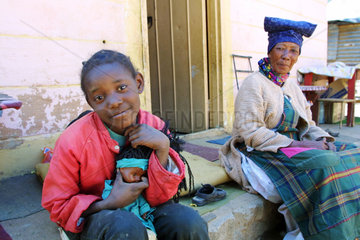 Kind mit Oma in Katutura  Windhoek (Namibia)