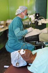 Augenoperation in einem Missionshospital  Zimbabwe.