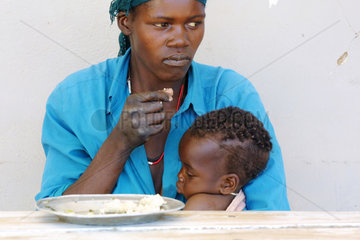 Mutter und Kind beim Essen im St. Lukes Hospital.