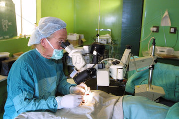 Augenoperation in einem Missionshospital  Zimbabwe.