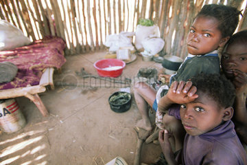 Kinder in einer traditionell gebauten Huette.