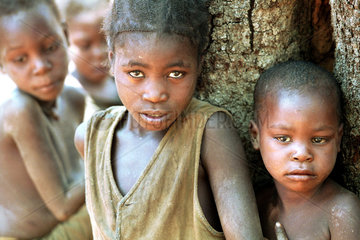 Kinderportraits von Fluechtlingen in Dongo  Angola.
