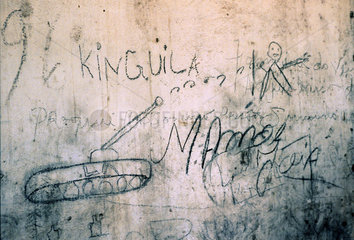 Kinderzeichnung eines Buergerkrieges in Angola.