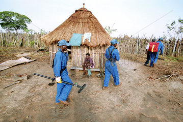 Minensucher der Organisation St. Barbara in Agola.