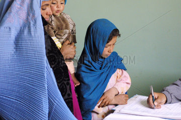 Afghanische Familie im Indra Gandhi Hospital  Kabul.