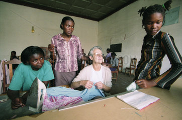 Naehausbildung fuer Strassenkinder in Lubango  Angola.