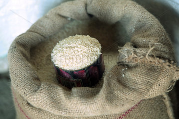 Eine zum Verkauf abgemessene Portion Reis.
