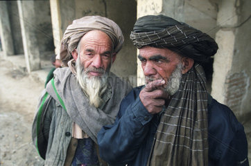 Portrait von zwei alten Maenner mit Turbanen in Kabul.