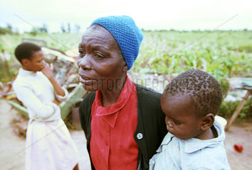 Familie mit Kindern im Matabeleland