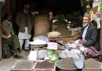 Tee und Gewuerzgeschaeft in Kabul.
