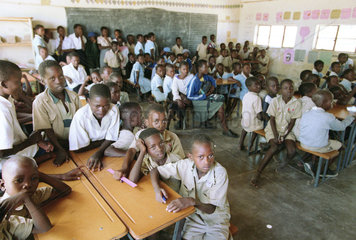 Schueler sitzen im Klassenraum einer Schule