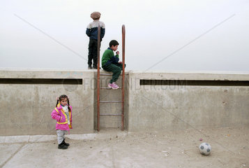 Kinderspiele im einem zerstoerten Schwimmbad  Kabul.