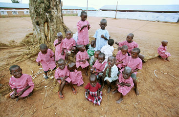 Eine Waisengruppe der katholischen Mission Ruli