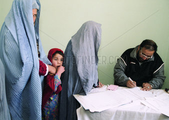 Afghanische Familie im Indra Gandhi Hospital  Kabul.