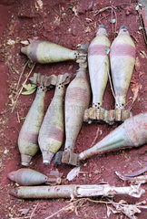Gesammelter Kriegsschrott und Munition in Angola.