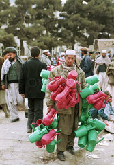 Plastikkannen-Haendler in Kabul.