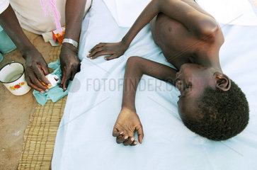Eine Sozialarbeiterin versorgt einen Aids Patienten