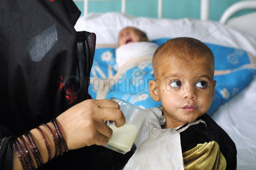 Mutter versorgt Kind im Indra Gandhi Hospital  Kabul.