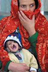 Mutter mit Kind im Indra Gandhi Kinderhospital  Kabul.