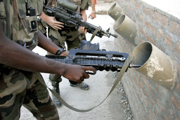 Waffenueberpruefung im Camp Warehouse  Kabul