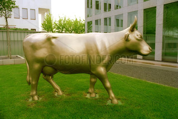 Plastik einer goldenen Kuh in Vaduz  Liechtenstein
