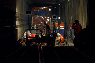 Gleisbauer im U-Bahntunnel