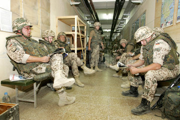 Deutsche ISAF Alarmuebung im Camp Warehouse  Kabul