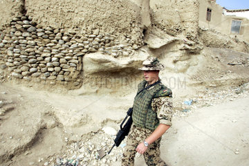 Deutsche ISAF Fusspatrouille ausserhalb von Kabul