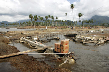 Hilfsgueter fuer Tsunami-Opfer